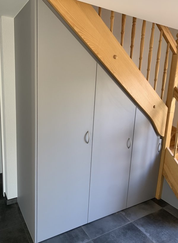 Armoire sous l'escalier