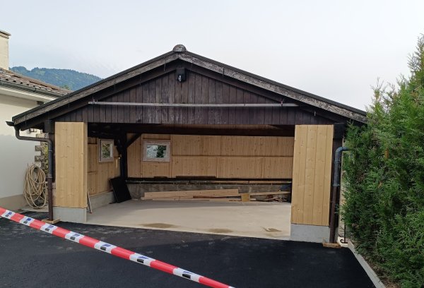 Habillage d'un couvert à voiture